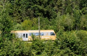 Die Himmelstreppe fährt durch die grüne Landschaft.