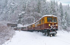 Erlebniszug Ötscherbär fährt durch eine winterliche Landschaft., © NB/Bollwein