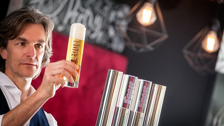 Biersommelier betrachtet Bier im Glas