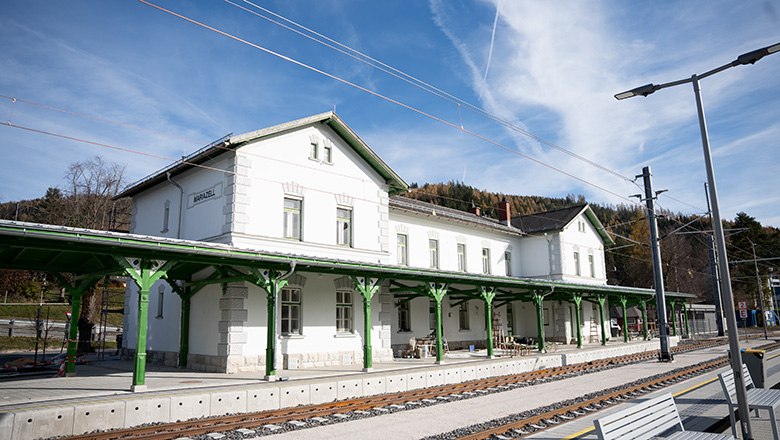 Zu sehen ist der Bahnhof Mariazell von außen. 