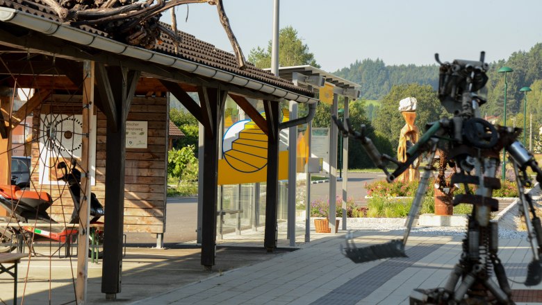 Der Kunstbahnhof Klangen mit zahlreichen Skulpturen und Kunstwerken am Bahnhofsgelände, © NB/Kolonovits