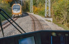 Blick auf vorbeifahrende Himmelstreppe aus dem Führstand heraus