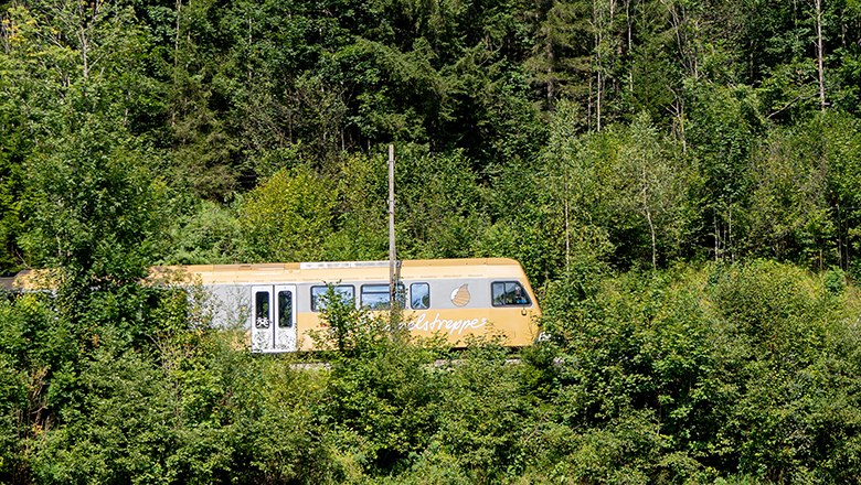 Die Himmelstreppe fährt durch die grüne Landschaft.