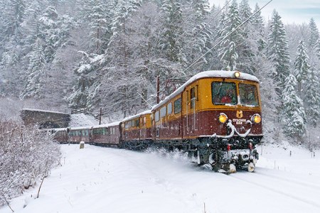 Erlebniszug Ötscherbär fährt durch eine winterliche Landschaft., © NB/Bollwein